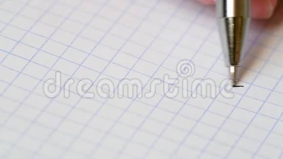 近距离求解数学方程钢笔把公式写在一张纸上视频的预览图