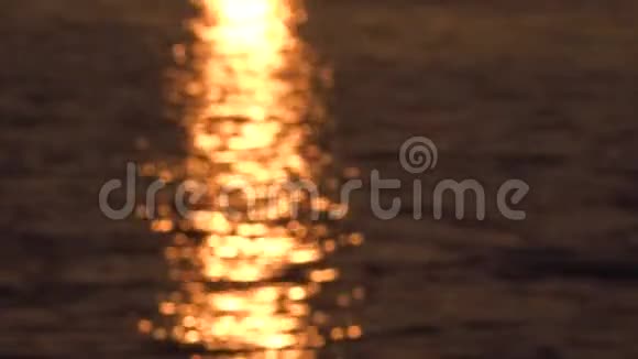 离焦湖面上的日出水中太阳的红光反射乌克兰提利格尔斯基河口视频的预览图