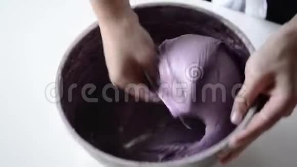 女人手在银碗里混合甜面团自制食物制作法国马卡龙的过程视频的预览图