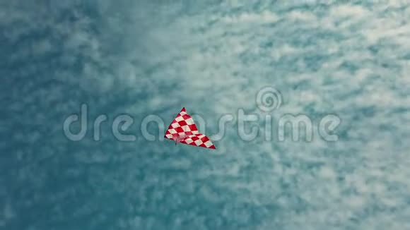 放风筝在明亮温暖的天空下视频的预览图