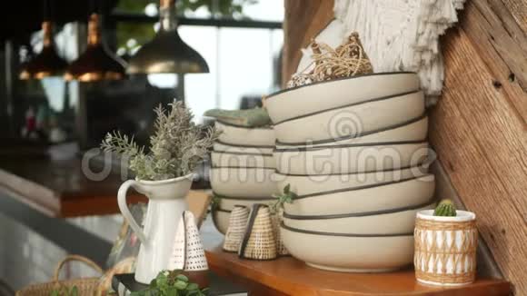 一套简单的乡村复古厨房的陶器在舒适的背景上堆放着野花的碗和水罐视频的预览图