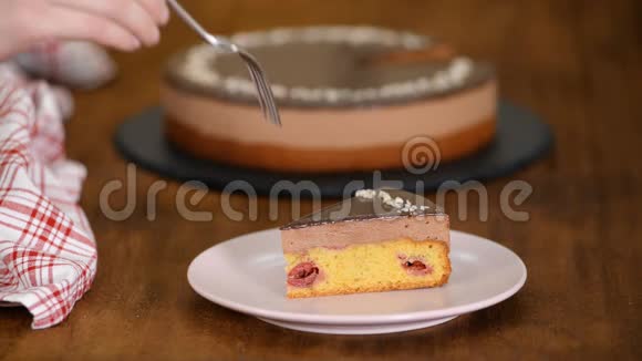 吃一块巧克力樱桃慕斯蛋糕视频的预览图