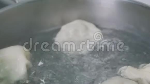 格鲁吉亚美食金卡利和饺子是用开水煮在炉子上的平底锅里烹饪过程接近视频的预览图