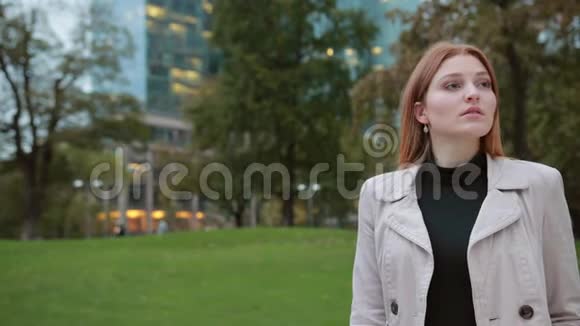 年轻迷人的红发女人看起来等待遇到另一个女孩视频的预览图