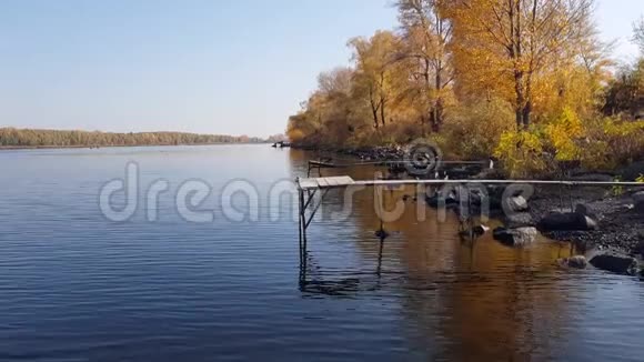 河上的老式木制渔台视频的预览图