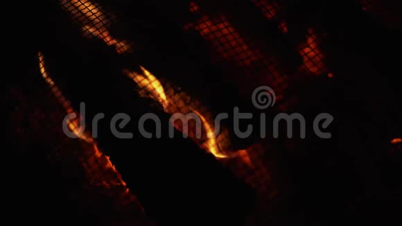 烤架上烧着的木头的小火焰视频的预览图