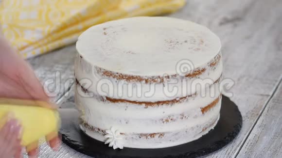 糕点厨师用奶油装饰蛋糕视频的预览图