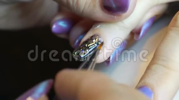 人造指甲艺术美丽的指甲艺术手法精致的春季美甲视频的预览图