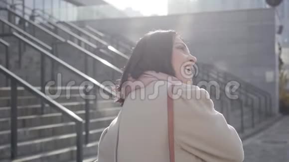 布鲁内特白种人的女人转向相机笑积极的年轻女士在商务会议前在户外休息视频的预览图