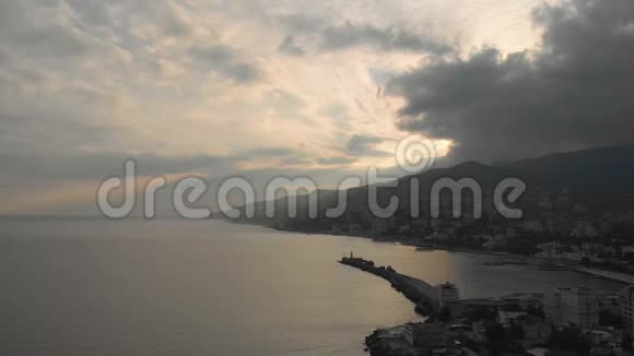 从无人机鸟瞰雅尔塔堤山上的城市建筑美丽的欧洲度假胜地全景克里米亚视频的预览图