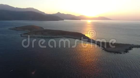 太阳从棕榈库达斯卡穆格拉土耳其升起视频的预览图