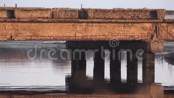 蒂利古尔斯基河口的老断桥乌克兰视频的预览图