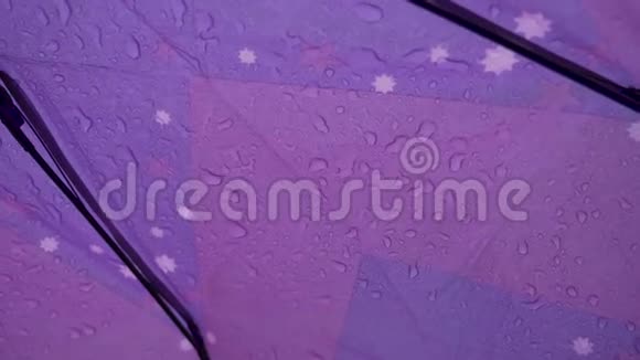 水滴在雨伞上视频的预览图