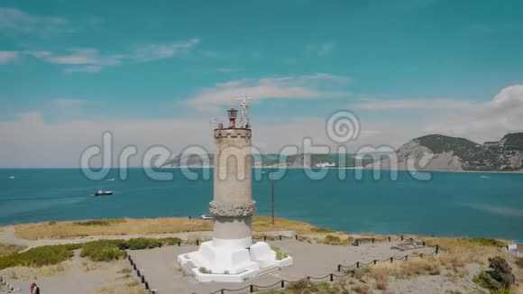 海岸线上海上灯塔的鸟瞰图视频的预览图
