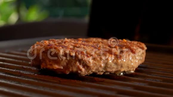 汉堡牛肉片在户外的烤架上炸视频的预览图