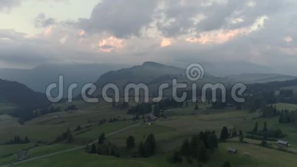 意大利阿尔卑斯山上的斯莱恩米西奇奥德洛斯奇里尔山的空中无人机视频视频的预览图