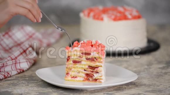 吃一块樱桃蛋糕加酸奶油特写视频的预览图