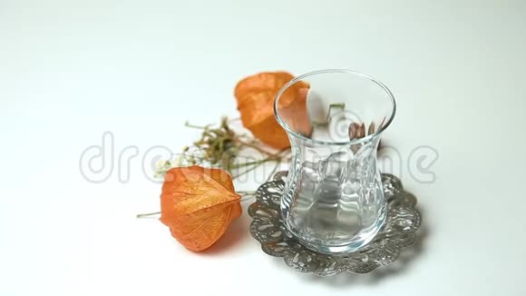 土耳其茶倒在白色桌子上的玻璃杯里视频的预览图