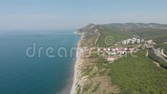 鸟瞰海滩热带森林和海浪海洋蔚蓝的海滩上有落基山脉和清澈的海水视频的预览图