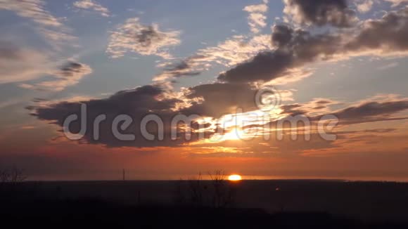 在乌克兰鸭绿湖上空红色的夕阳下云层迅速穿过天空视频的预览图