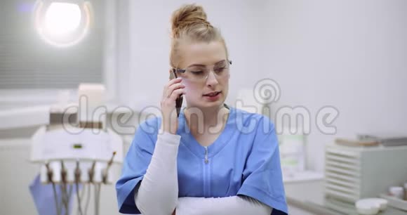 女医生在保健诊所用手机说话视频的预览图