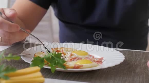 男人早餐吃煎蛋每天早上吃健康早餐视频的预览图