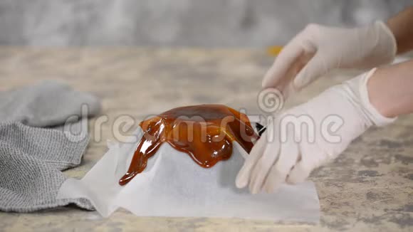 糕点厨师为蛋糕做焦糖花瓶做焦糖装饰视频的预览图
