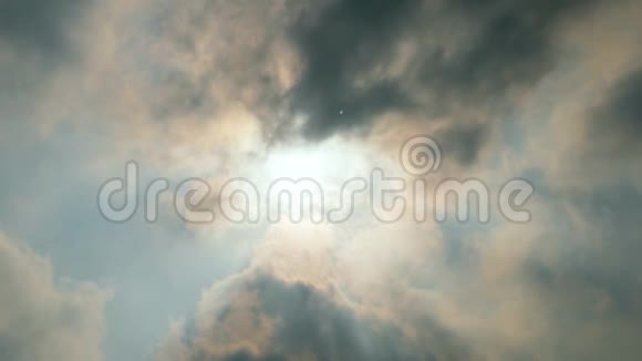 阳光透过云层照耀着蓝天视频的预览图