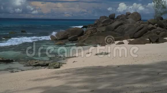 海浪和花岗岩塞舌尔马赫岛警察海滩全景视频的预览图