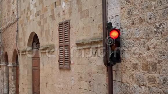 意大利古城的红绿灯烧成了红色禁止红绿灯停车视频的预览图