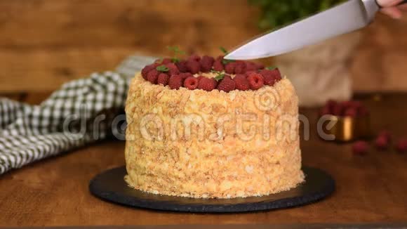 特写刀切蛋糕拿破仑自制拿破仑奶油蛋糕视频的预览图