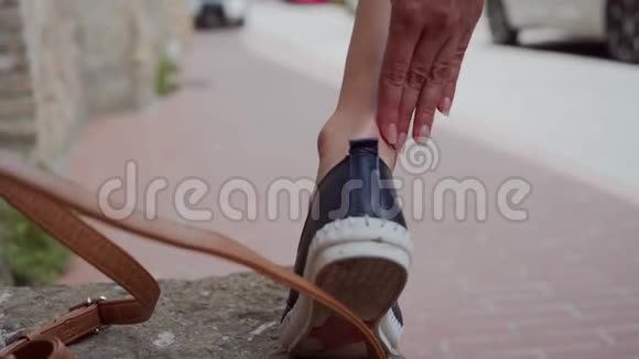 那个女人度假时刮伤了腿穿鞋子的女孩在腿上涂治疗霜视频的预览图