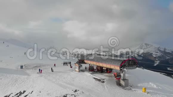 鸟瞰雪山和滑雪场视频的预览图