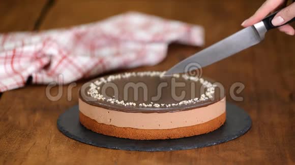 用刀子切巧克力慕斯蛋糕视频的预览图