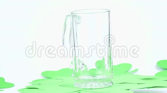 啤酒倒入玻璃杯圣帕特里克节三叶草视频的预览图