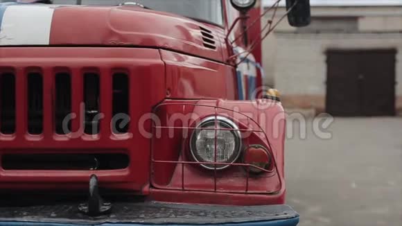 红色消防车正面的特写镜头视频的预览图