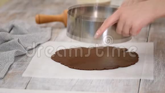 糕点厨师制作巧克力层蛋糕在厨房视频的预览图