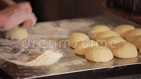 厨师把面团擀在木板上视频的预览图