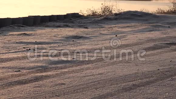 早春路上的海霜和车迹乌克兰视频的预览图