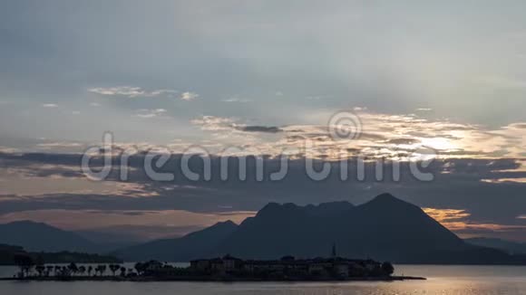 日出时一个岛屿的时间流逝视频的预览图