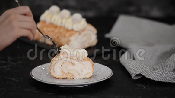 美味的麦林果蛋糕卷切片在盘子上视频的预览图
