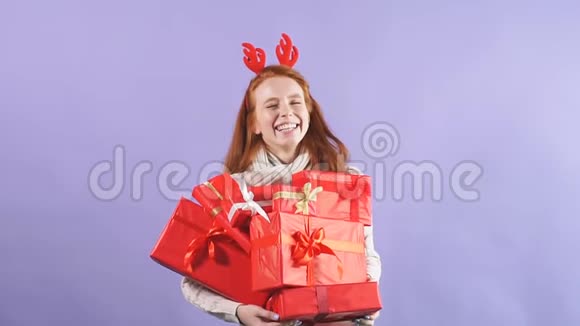 可爱迷人的模特手里拿着红色漂亮的礼物盒视频的预览图