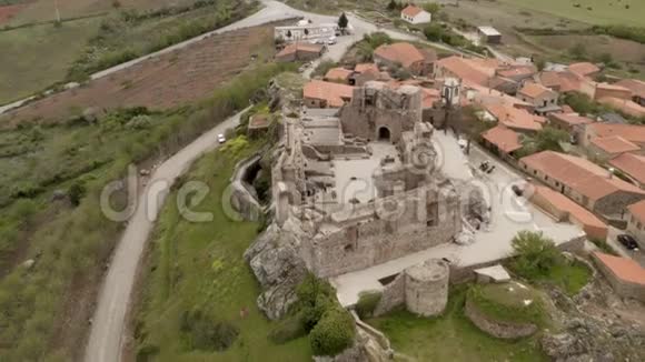 葡萄牙CasteloRodrigo无人驾驶飞机俯瞰村庄和城堡自然景观视频的预览图