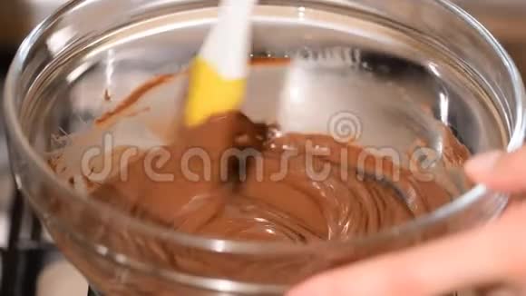 在家中的水浴中融化巧克力的过程的俯视图视频的预览图