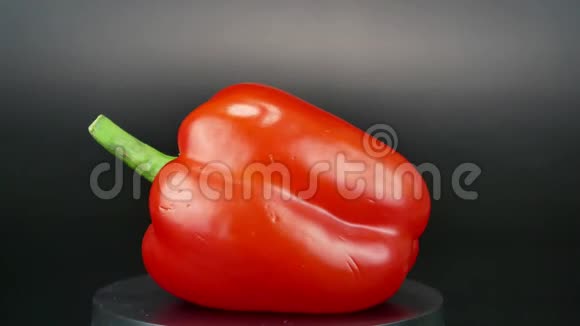 红胡椒在黑色背景上旋转食物视频的预览图