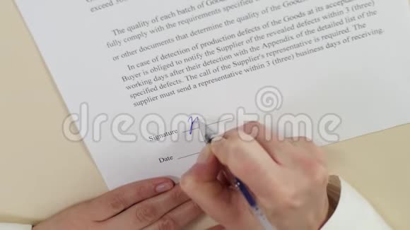 一个商业女性把她的签名放在一份抽象的文件一份合同上双手特写视频的预览图