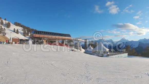 冬季山景全景与滑雪坡和滑雪电梯在阳光明媚的一天视频的预览图