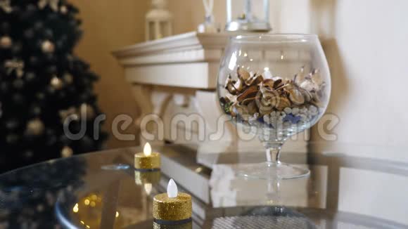 圣诞节和新年假期房间的准备工作女性手打开装饰蜡烛把它放在桌子上家庭视频的预览图