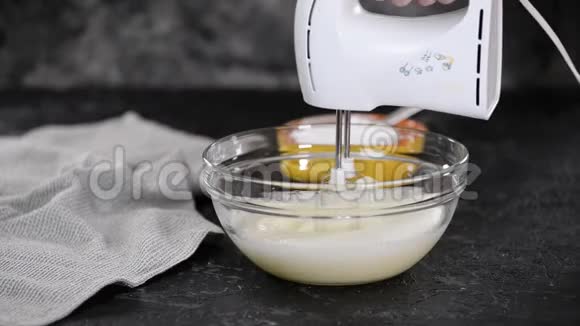 继续搅拌蛋清逐渐加入连铸糖做麦林果蛋糕视频的预览图
