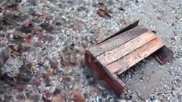水流过大的岩石一个破碎的木箱躺在河里视频的预览图